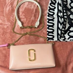 Marc Jacob’s Elegant Pink Crossbody Bag with Gold Chain
